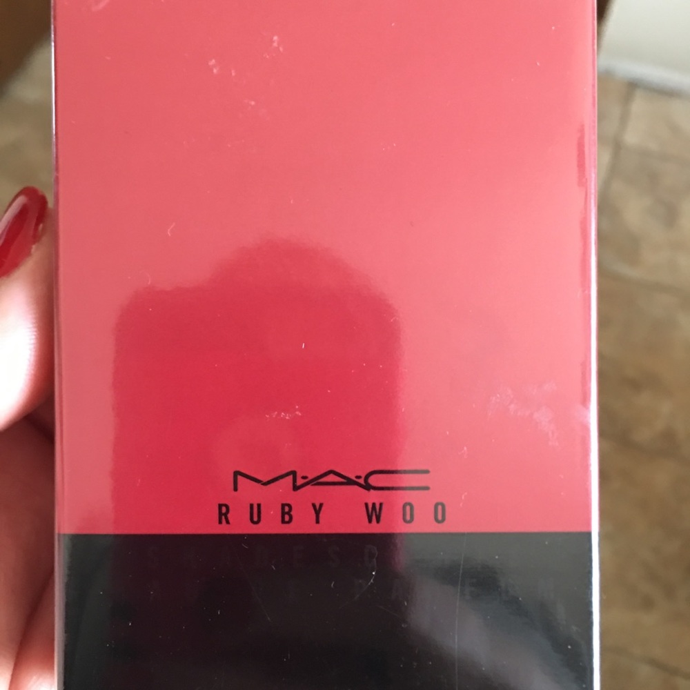 Mac Ruby Woo perfume